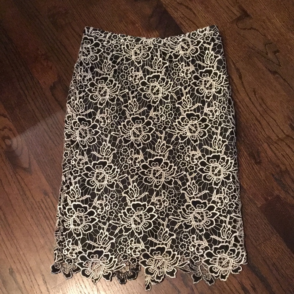Beautiful Pure Collection black & gold lace & embroidery pencil skirt. Size 4.